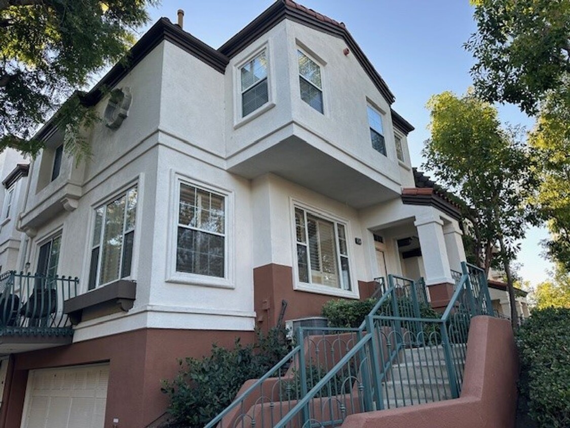 Foto principal - $500 OFF FIRST MONTH’s RENT! Tustin Del Ve...