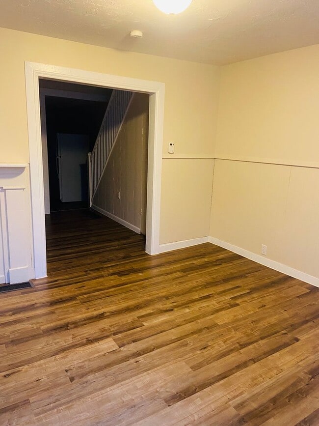 Building Photo - 3 Bedroom House, Garage-York City SD