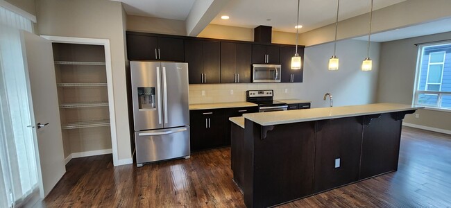 Building Photo - Spacious 3 bedroom Home MOVE-IN READY