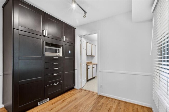 Foto del edificio - 4820 Summerford Dr