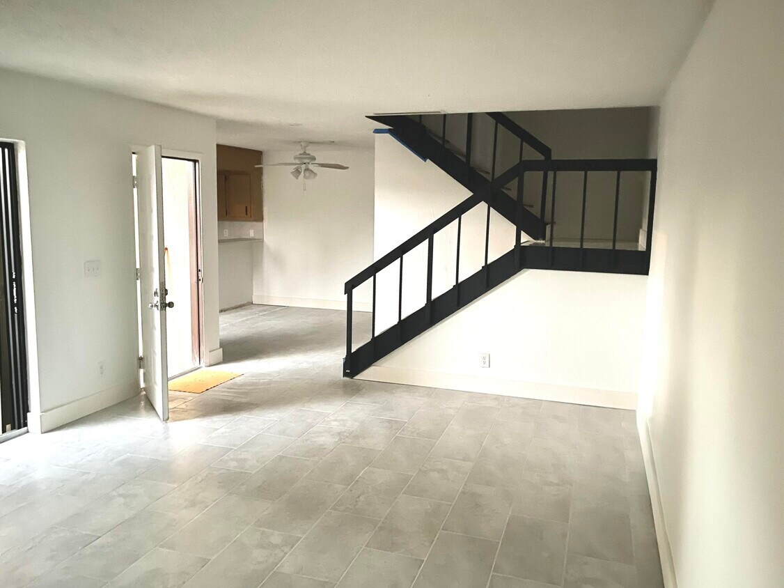 Building Photo - 2470 Waterside Dr
