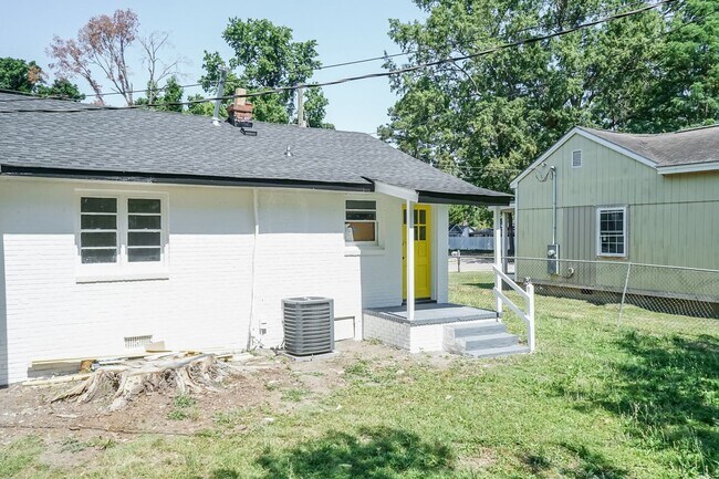 Building Photo - Newly Renovated Two Bedroom Home!
