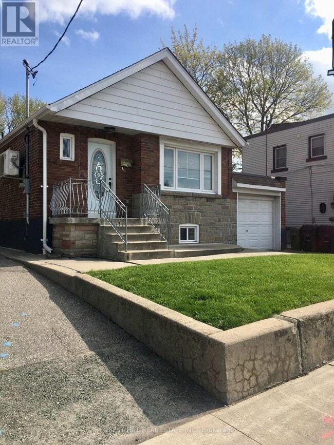 Building Photo - 2791 St Clair Ave E