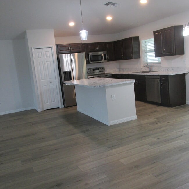 Building Photo - 1726 SE Minorca Ave