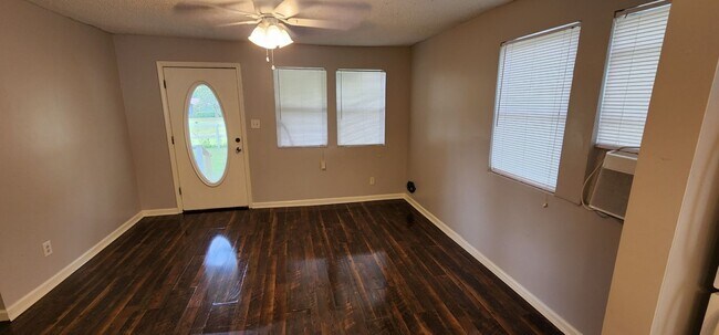 Building Photo - Charming home in Lucy