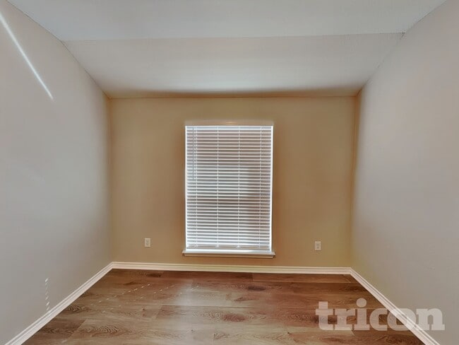 Building Photo - 223 Troy Ln