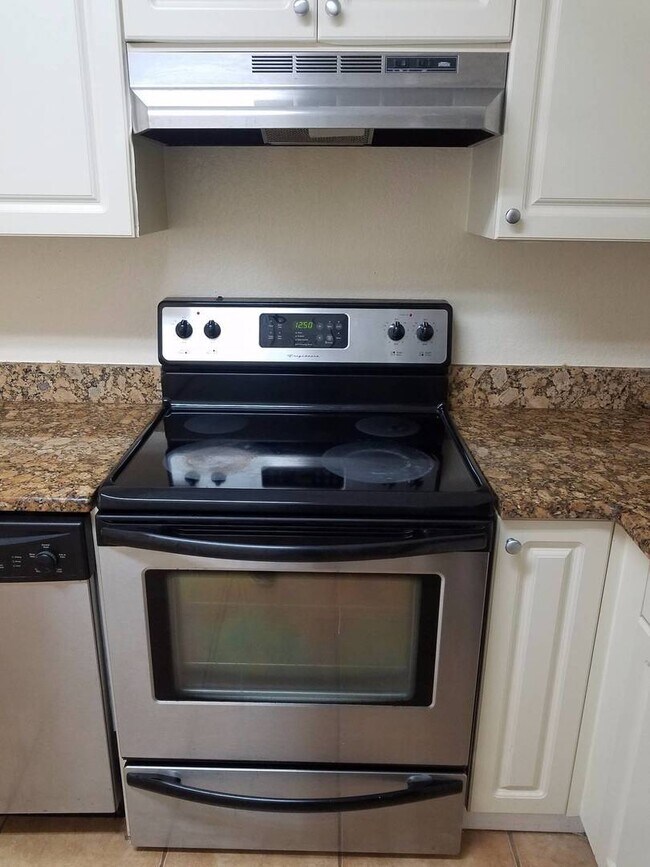 Foto del edificio - 2550 N Alafaya Tr. Unit 7300