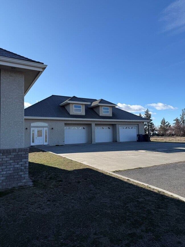 Building Photo - Spacious Redmond Estate on 14 Acres – 4,300+ Sq Ft, Pastures, 4-Car Garage