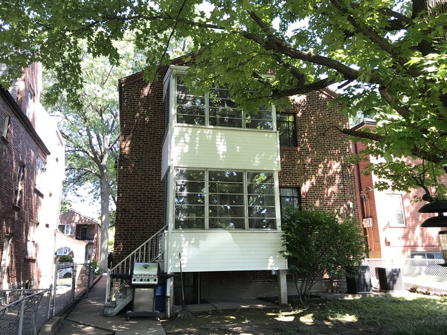 Foto del edificio - 6266 Loran Avenue