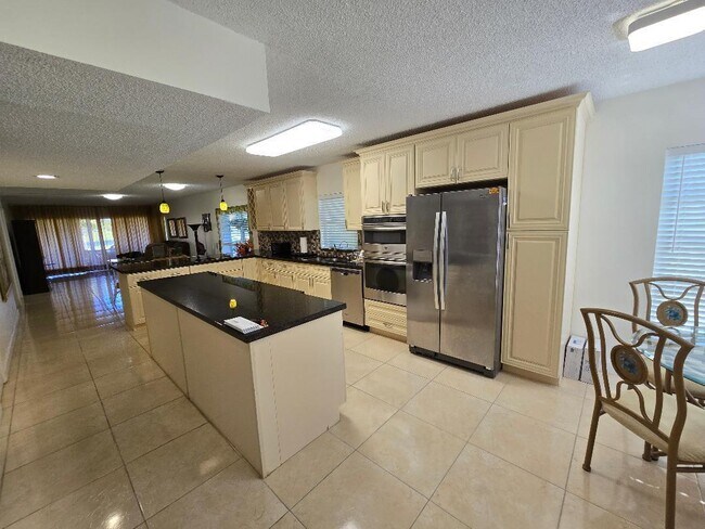 Building Photo - 13849 Royal Palm Ct