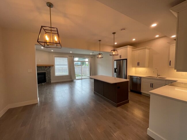 Building Photo - 100 Blackburn Pl