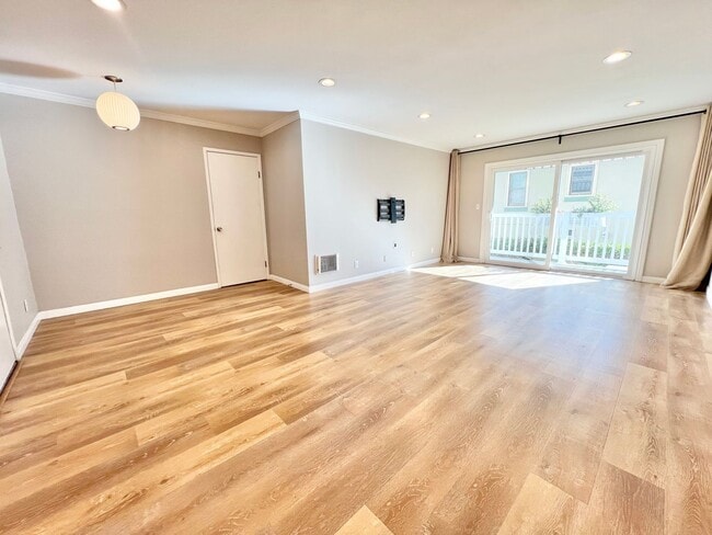 Foto del edificio - Contemporary 2 Bed Condo with 2 Garage Parking Spaces, Community Pool, and 3 Private Balconies