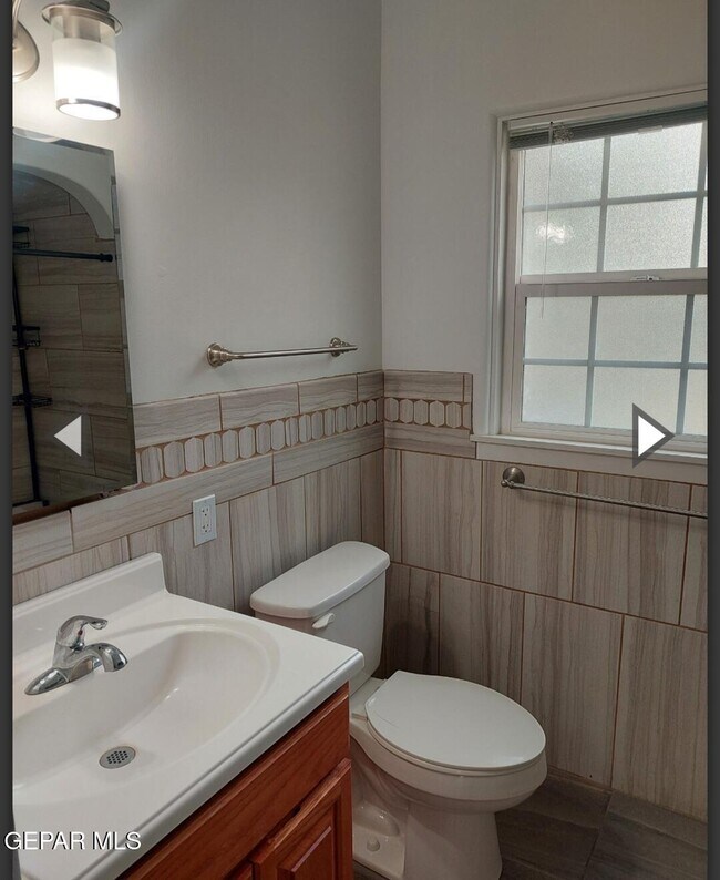 Building Photo - 301 Rose Ln