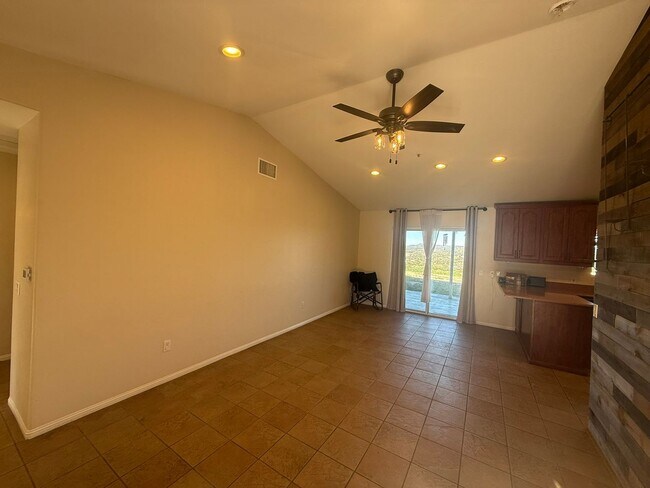 Foto del edificio - 4BR/2BA HOME w/ attached garage, usable land, fenced in back yard in CAMPO available!