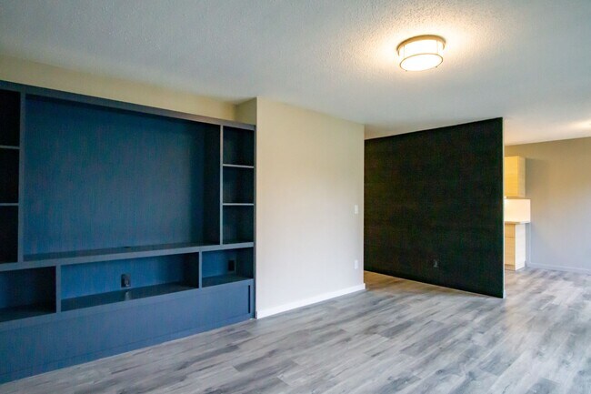 Foto del edificio - Stunningly Renovated Spacious 2-Bed w/Built-ins, DW, WD, Parking + More!