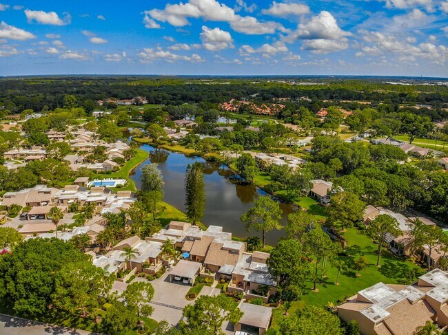 Foto del edificio - RARE 3 BEDROOM/ 2 BATH IN THE HIGHLY DESIR...