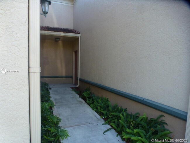 Foto del edificio - 2474  Centergate Dr 204 Miramar Fl 33025