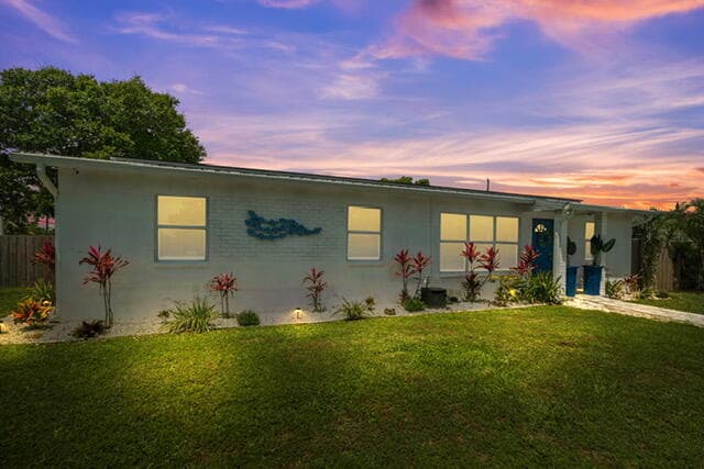 Building Photo - 936 SE Dolphin Dr