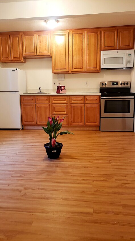 Kitchen - 643 Nordale Ave