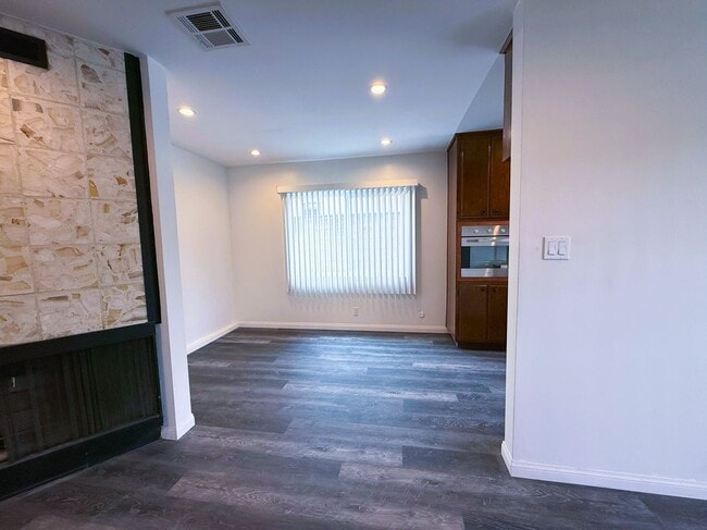 Building Photo - 525 Fischer, 1