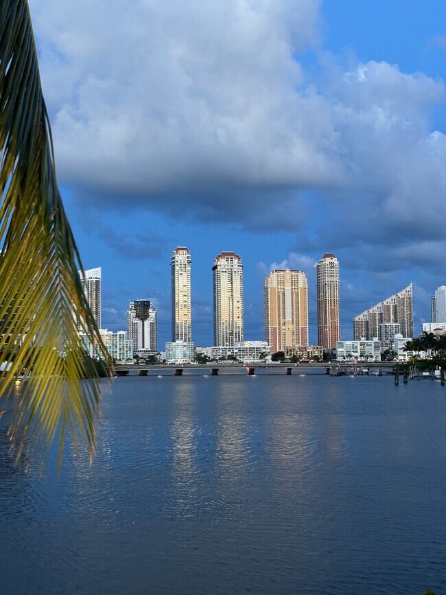 Foto del edificio - 3301 NE 183rd St