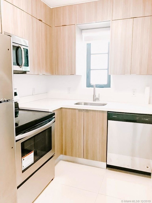 Foto principal - 7910 Byron Ave