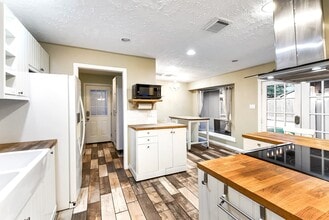 Building Photo - 215 Gentilly Dr
