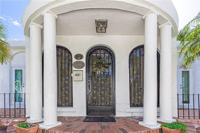 Building Photo - 1220 SE 2nd St