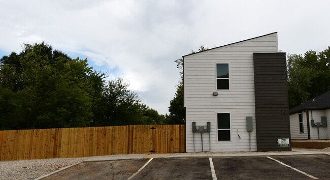 Building Photo - 1158 E Earle St