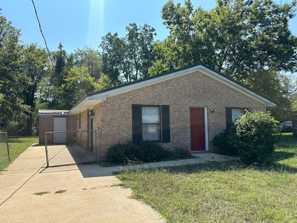 Primary Photo - 4 Bedroom Single Family Home in Bessemer