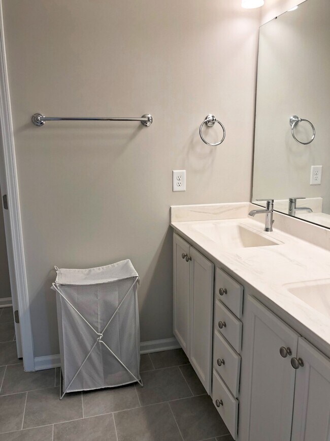 Foto del edificio - 3 Bed 2.5 Bath End Unit with Fenced in Backyard at Winsford At the Park!