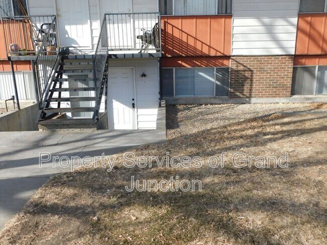 Building Photo - 2860 Elm Cir