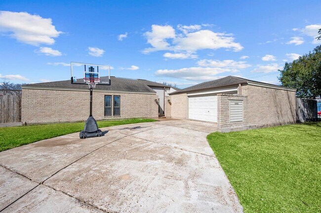 Building Photo - 10902 Lewis Dr