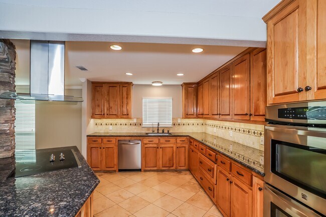 Building Photo - 7902 Beaufort Dr