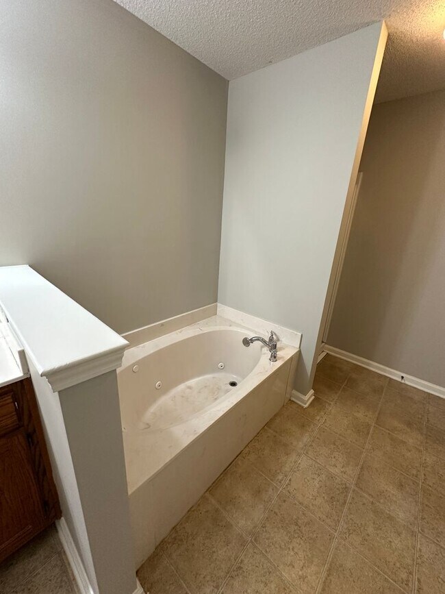 Building Photo - Immaculate in Beautiful Braybourne! 3 BR/ ...