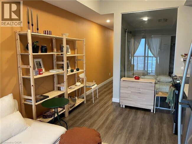 Building Photo - 15 Queen St S