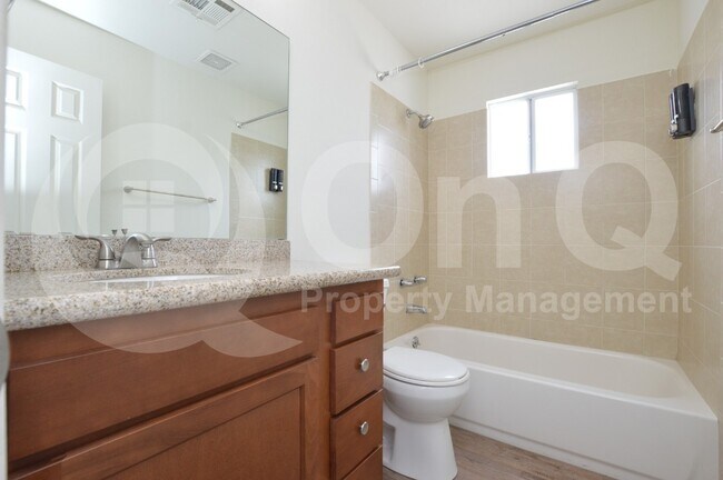 Foto del edificio - 3225 E Earll Dr