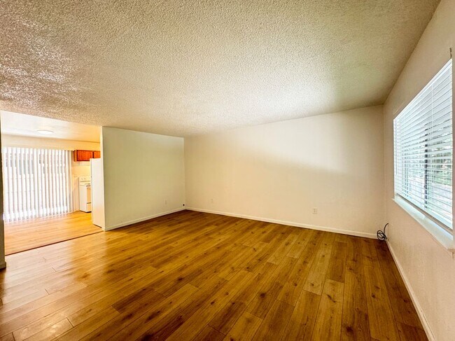 Foto del edificio - 2148 Primrose Dr