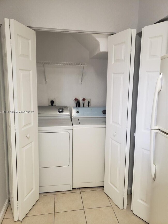 Building Photo - 806 N Santa Catalina Cir