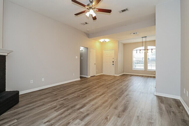 Foto del edificio - 113 Oak Hollow Ln