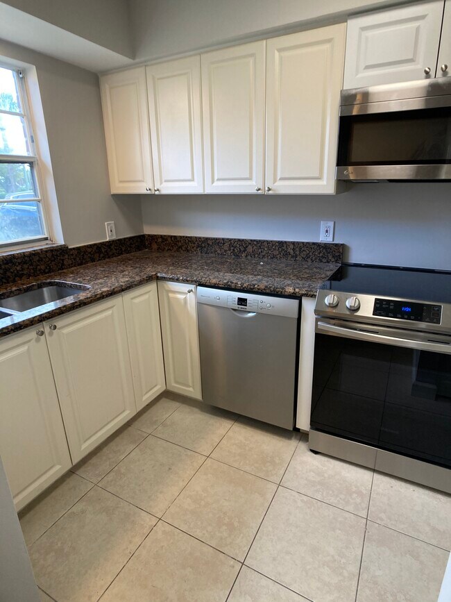 Building Photo - 413 N Cypress Dr