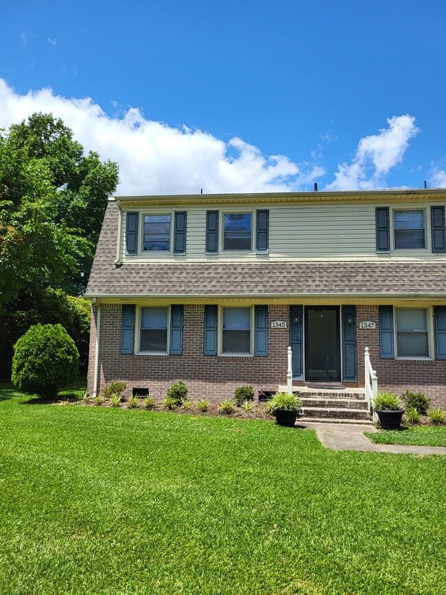 Building Photo - Downs1345-1347