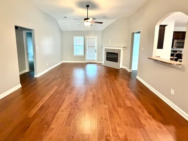 Foto del edificio - 8136 Maywood Dr
