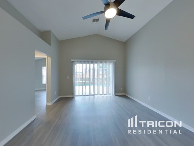 Foto del edificio - 5740 Rywood Dr