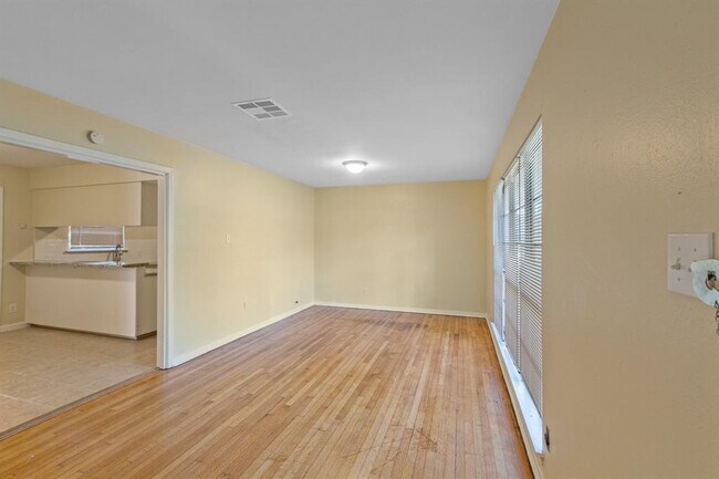 Building Photo - 1112 Camden Rd
