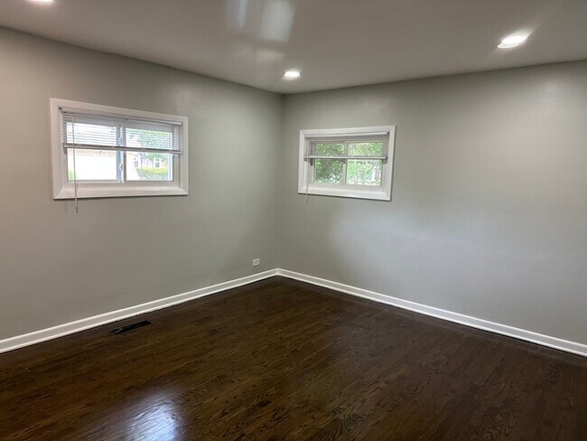 Foto del edificio - 8816 Kenton Ave