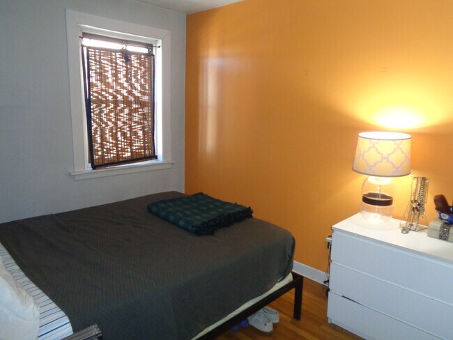 Building Photo - 922 Beacon St