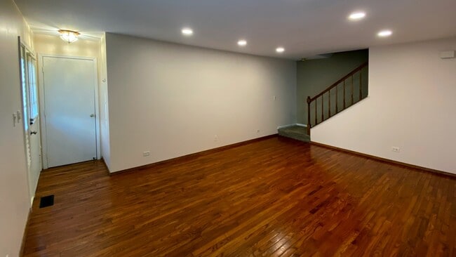 Living_View2 - 353 Ashwood Ct