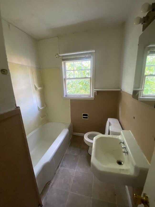 Building Photo - 607 W Freeman St