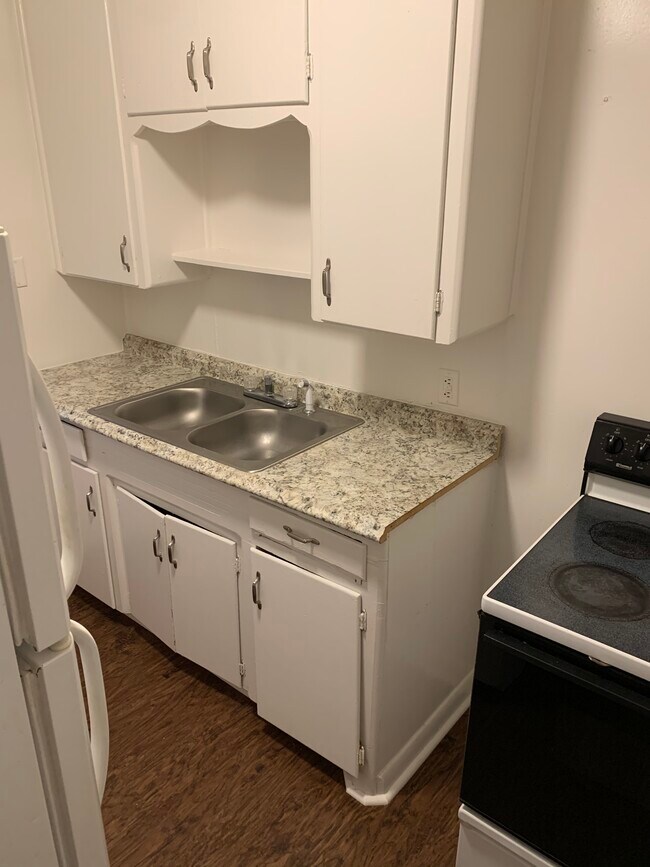 Kitchen - 710 N Russell St
